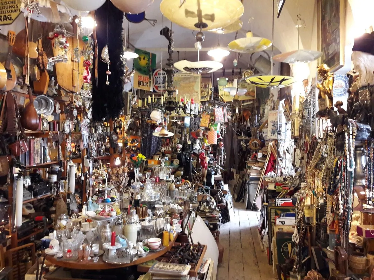Fashion accessories sorted for wholesale resale and export distribution.